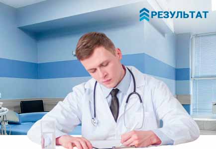 Врач держит руку пациента