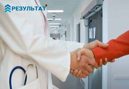 Как проводится терапия Врач жмёт руку пациенту