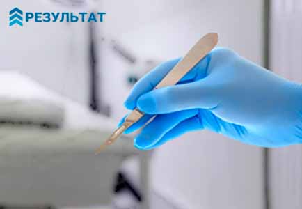 Скальпель в руке хирурга